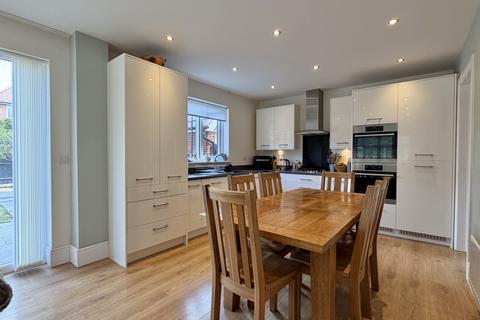4 bedroom detached house to rent, Linett Close, Kingsteignton