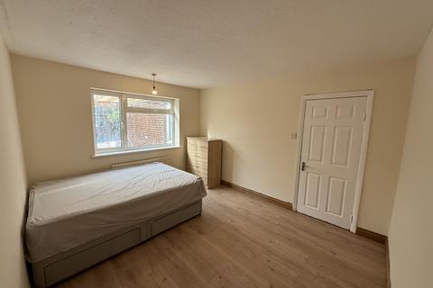 2 bedroom flat to rent, , FELTHAM, TW15