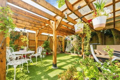 1 bedroom maisonette for sale, Kenilworth Gardens, Watford