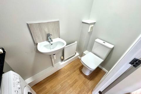 3 bedroom semi-detached house to rent, Alderman Close, Nottingham, NG9
