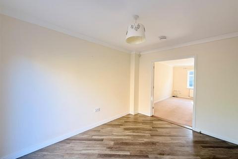 4 bedroom semi-detached house to rent, Damson Close, Bury St. Edmunds IP28