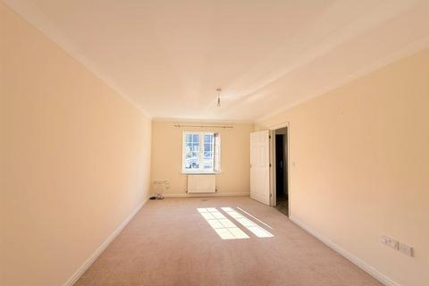 4 bedroom semi-detached house to rent, Damson Close, Bury St. Edmunds IP28