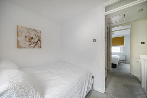 2 bedroom house to rent, Francis Close, London, E14