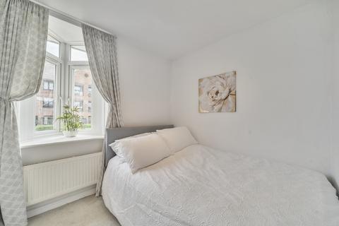 2 bedroom house to rent, Francis Close, London, E14