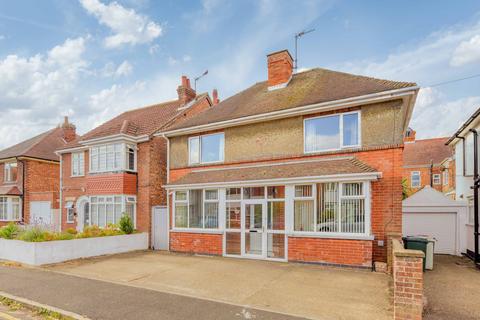 3 bedroom detached house for sale, Glentworth Crescent, Skegness PE25