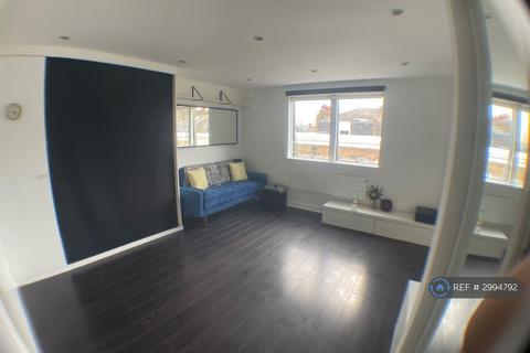 Studio to rent, Bellefields Road, London, SW9