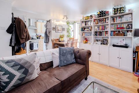 1 bedroom flat to rent, Redwood Mews London SW4