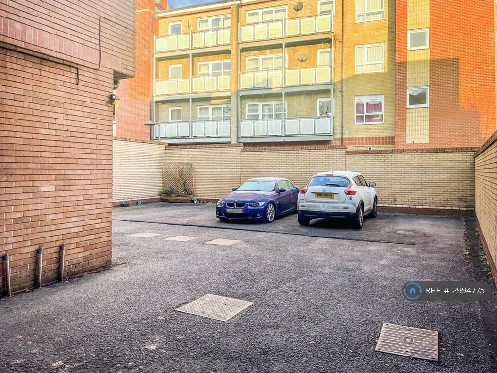 Apartment in Kingston Upon Thames - View 3