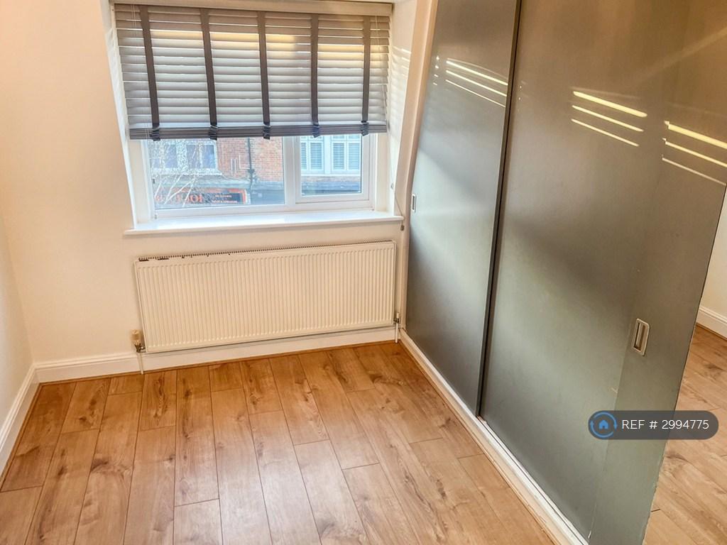 Apartment in Kingston Upon Thames - View 4