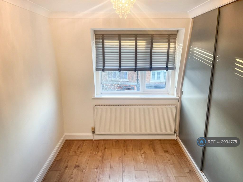 Apartment in Kingston Upon Thames - View 5
