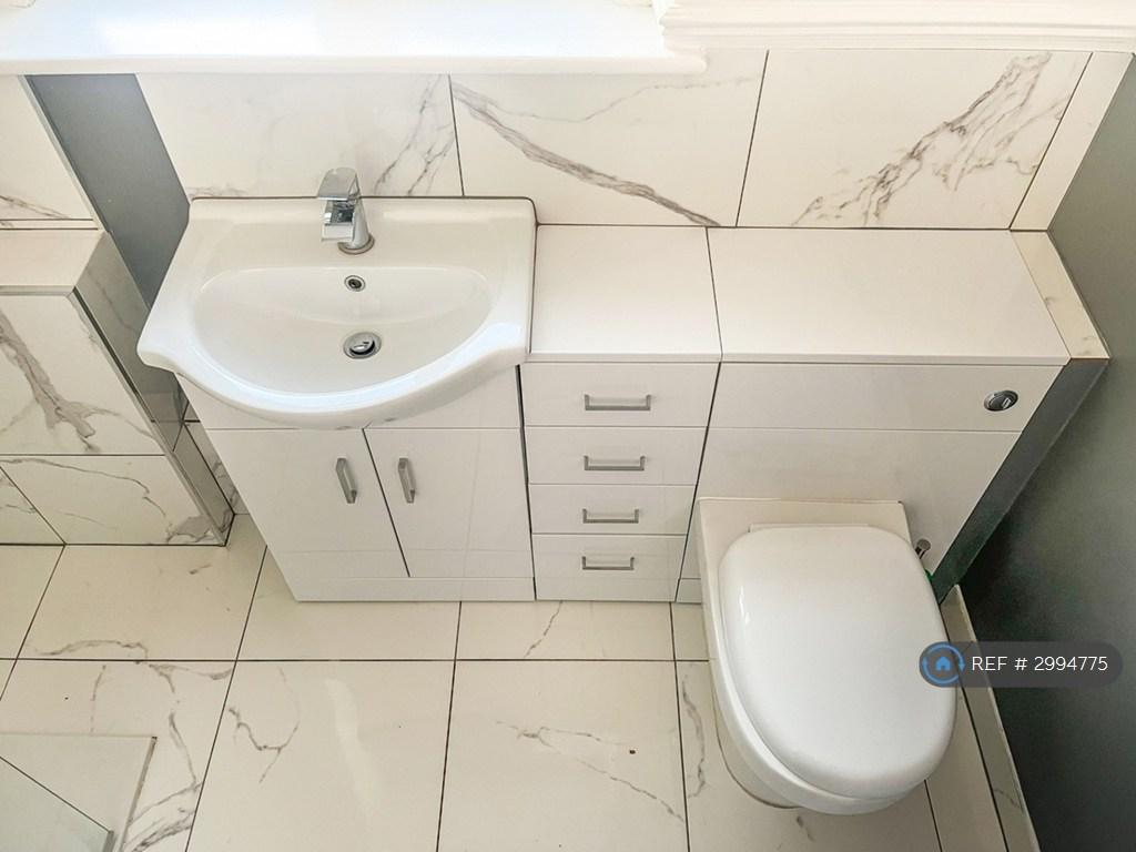 Apartment in Kingston Upon Thames - More
