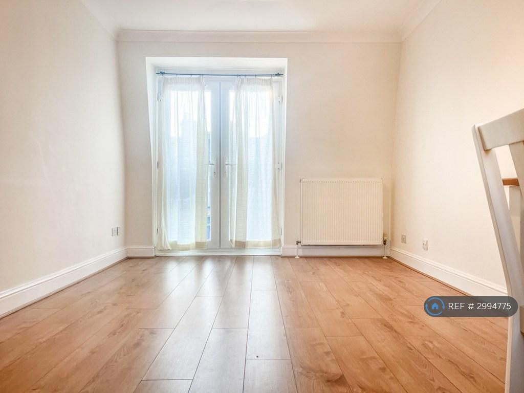 Apartment in Kingston Upon Thames - View 2