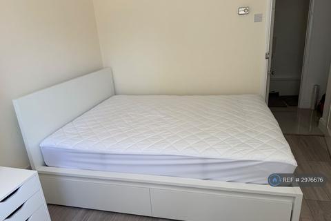 1 bedroom in a flat share to rent, Tasman Court, Sunbury, TW16