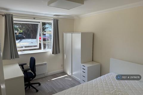 1 bedroom in a flat share to rent, Tasman Court, Sunbury, TW16