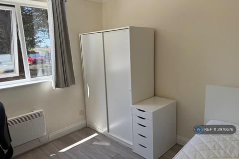 1 bedroom in a flat share to rent, Tasman Court, Sunbury, TW16