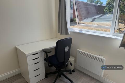 1 bedroom in a flat share to rent, Tasman Court, Sunbury, TW16
