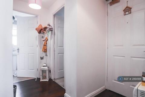 2 bedroom flat to rent, Garbo Court, Salford, M6