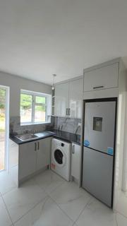 3 bedroom semi-detached house to rent, Lodge Close, Cowley
