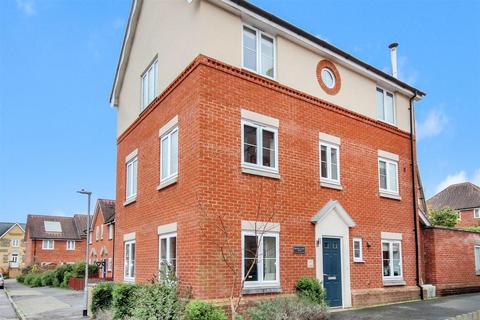 4 bedroom detached house to rent, Woodbury Yard, Salisbury SP2