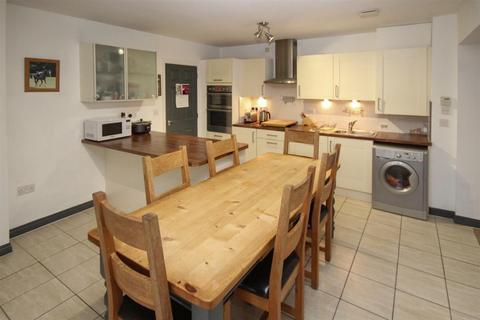 4 bedroom detached house to rent, Woodbury Yard, Salisbury SP2