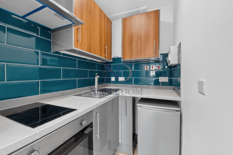 Studio to rent, Cromwell Road, TW3