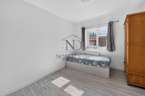 Studio to rent, Cromwell Road, TW3