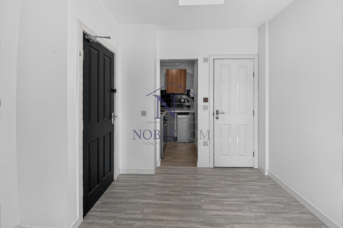 Studio to rent, Cromwell Road, TW3