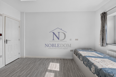 Studio to rent, Cromwell Road, TW3