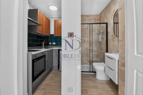 Studio to rent, Cromwell Road, TW3