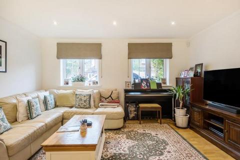 4 bedroom semi-detached house to rent, Groves Way, Chesham, HP5