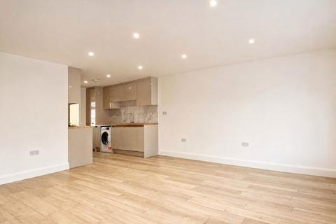 3 bedroom apartment to rent, Chessington Road, Ewell