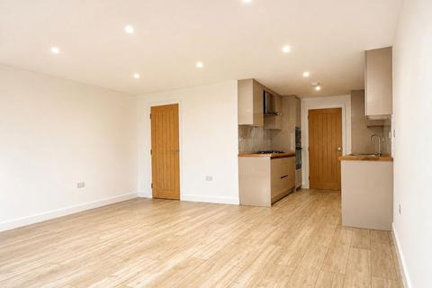 3 bedroom apartment to rent, Chessington Road, Ewell