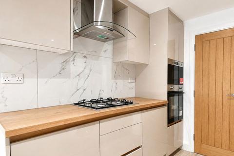 3 bedroom apartment to rent, Chessington Road, Ewell