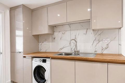 3 bedroom apartment to rent, Chessington Road, Ewell
