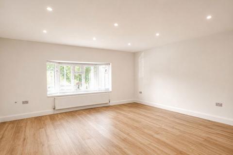 3 bedroom apartment to rent, Chessington Road, Ewell