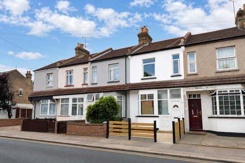 3 bed terraced house for rent in Fairfax Drive, Westcliff-on-Sea, SS0