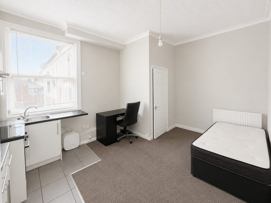 Apartment in Southampton - View 3
