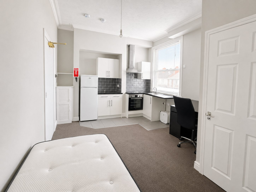 Apartment in Southampton - View 5