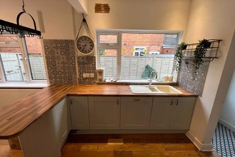 4 bedroom semi-detached house to rent, Arden Road, Acocks Green, B27
