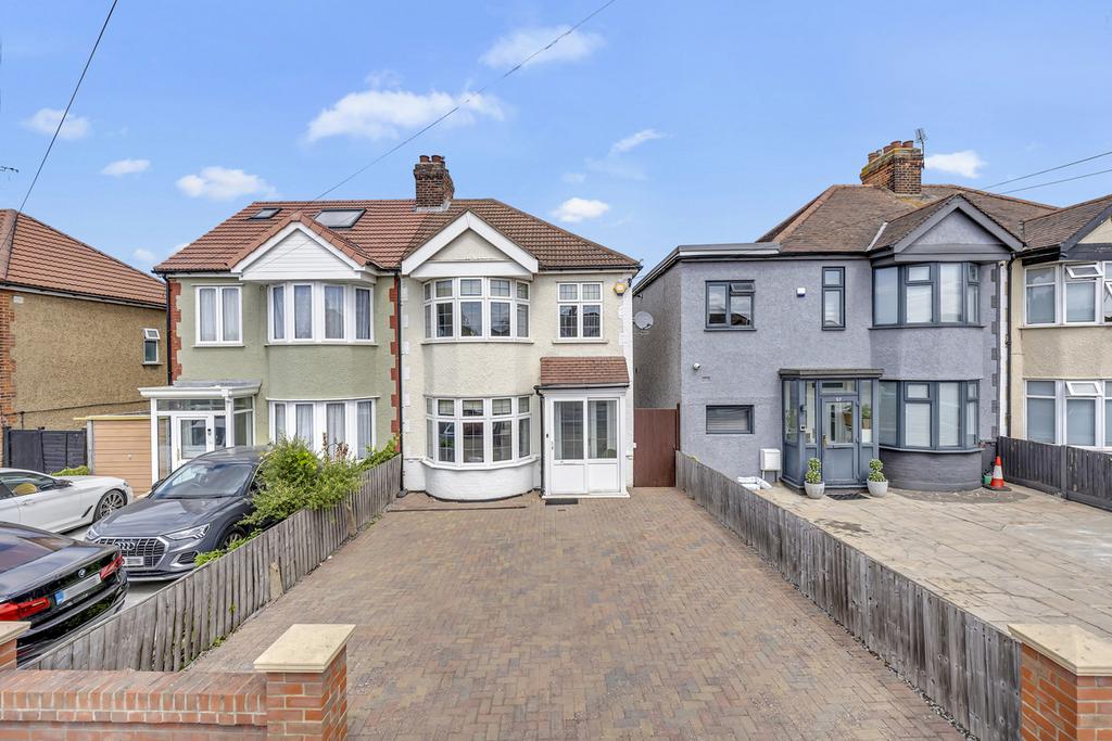 Detached house exterior, driveway