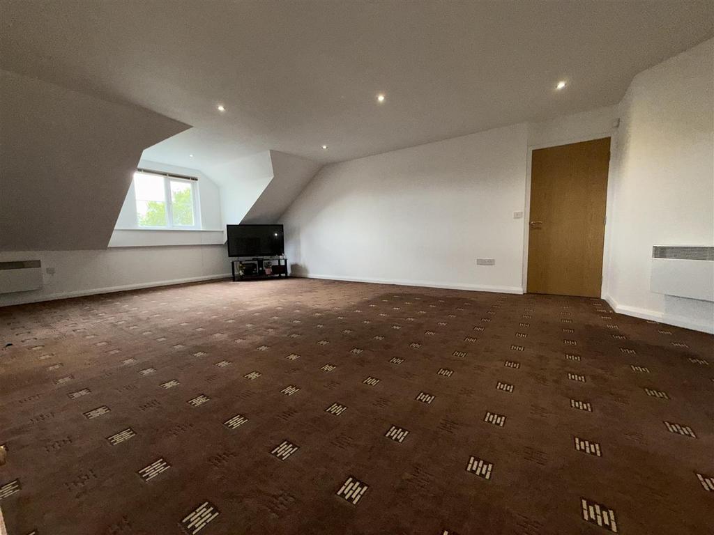 OPEN PLAN LOUNGE &amp; KITCHEN