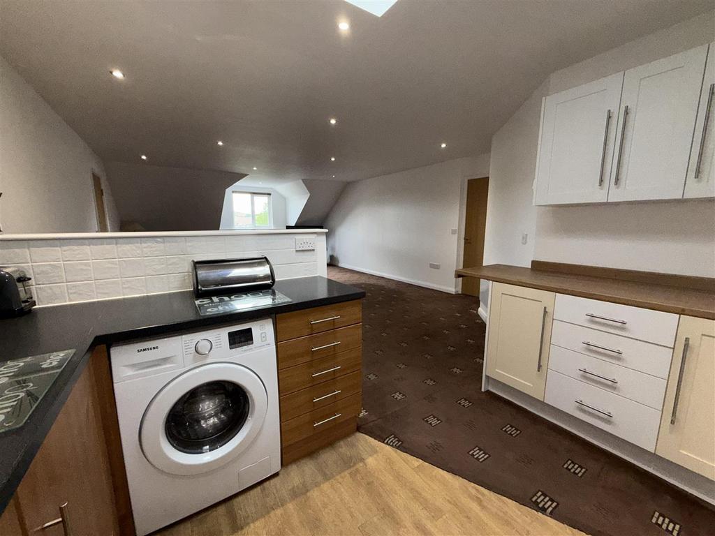 OPEN PLAN LOUNGE &amp; KITCHEN