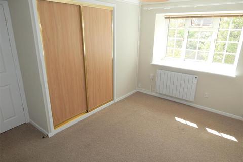 2 bedroom maisonette to rent, Perryfields Close, Redditch