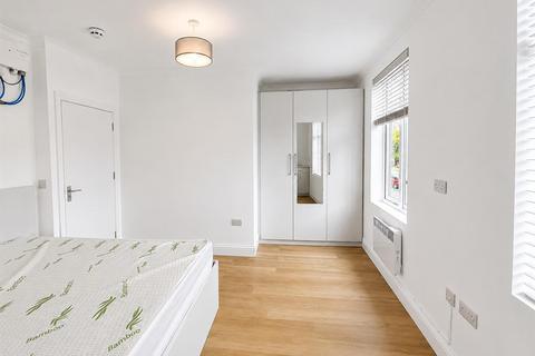 undefined, Bath Road, Hounslow TW4