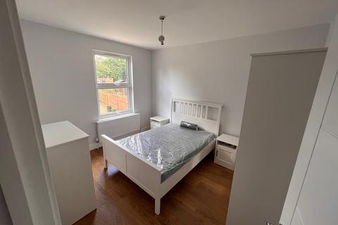 2 bedroom maisonette to rent, Hartham Road