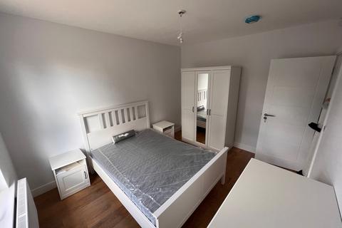 2 bedroom maisonette to rent, Hartham Road