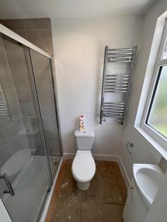 2 bedroom maisonette to rent, Hartham Road