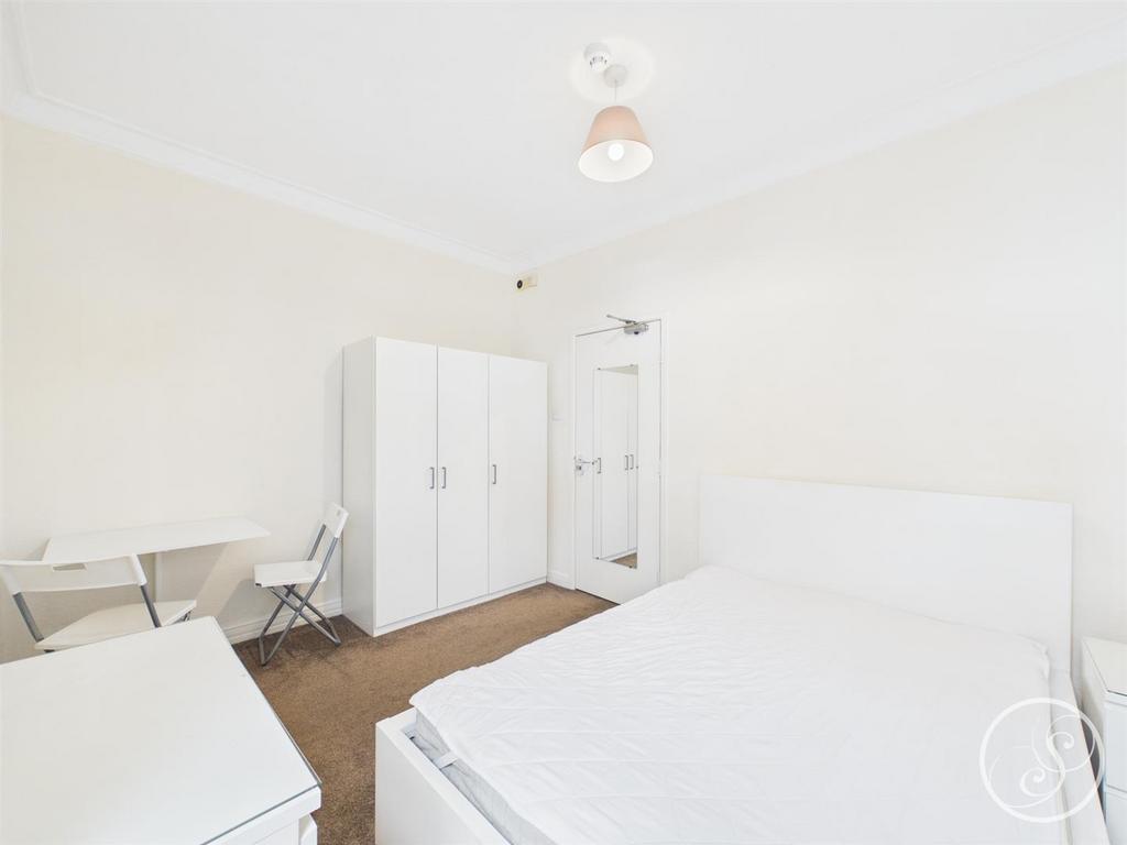 Apartment in Leeds, West Yorkshire - View 4