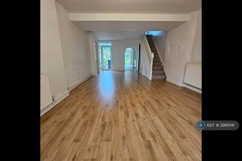 2 bedroom semi-detached house to rent, Foxhall Road, Ipswich, IP3
