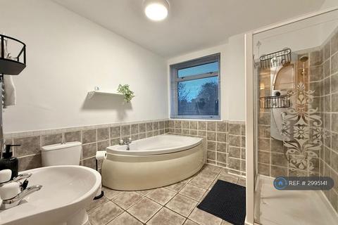 2 bedroom semi-detached house to rent, Foxhall Road, Ipswich, IP3